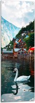 Tuinposter – Zwanen in het Water bij Huisjes aan de Berg - 40x120 cm Foto op Tuinposter (wanddecoratie voor buiten en binnen)