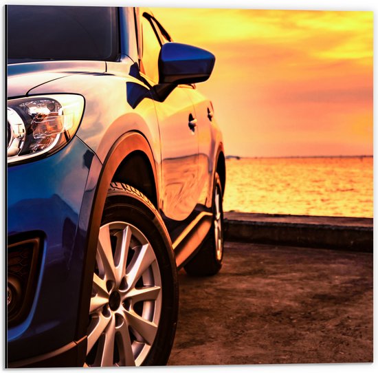 Dibond - Luxe Blauw Gekleurde Geparkeerde Auto tijdens Zonsondergang - 50x50 cm Foto op Aluminium (Wanddecoratie van metaal)