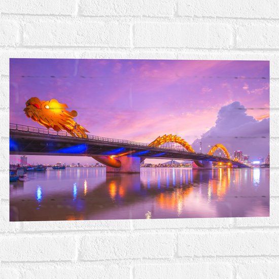 Muursticker - Paarse Lucht boven Verlichte Dragon brug in Da Nang, Vietnam - 60x40 cm Foto op Muursticker