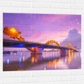 Muursticker - Paarse Lucht boven Verlichte Dragon brug in Da Nang, Vietnam - 100x75 cm Foto op Muursticker