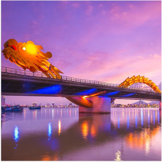 Poster Glanzend – Paarse Lucht boven Verlichte Dragon brug in Da Nang, Vietnam - 80x80 cm Foto op Posterpapier met Glanzende Afwerking