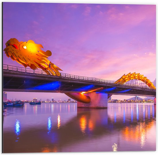 Dibond - Paarse Lucht boven Verlichte Dragon brug in Da Nang, Vietnam - 50x50 cm Foto op Aluminium (Met Ophangsysteem)