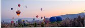 Acrylglas - Lucht Vol Hete Luchtballonnrn boven Landschap in de Avond - 90x30 cm Foto op Acrylglas (Met Ophangsysteem)