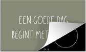 KitchenYeah® Inductie beschermer 81x52 cm - Spreuken - Een Goede Dag Begint Met Koffie - Quotes - Koffie - Kookplaataccessoires - Afdekplaat voor kookplaat - Inductiebeschermer - Inductiemat - Inductieplaat mat