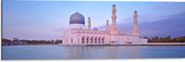 Dibond - Meer voor Masjid Bandaraya Kota Kinabalu Moskee in Maleisië in de Avond - 90x30 cm Foto op Aluminium (Wanddecoratie van metaal)