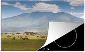 KitchenYeah® Inductie beschermer 77x51 cm - Wilde dieren grazen op de savanne van het Nationaal park Serengeti - Kookplaataccessoires - Afdekplaat voor kookplaat - Inductiebeschermer - Inductiemat - Inductieplaat mat