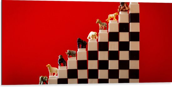 Dibond - Speelgoed Dieren op Trap tegen Rode Achtergrond - 100x50 cm Foto op Aluminium (Met Ophangsysteem)