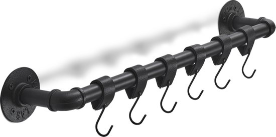 Zwarte metalen pijp met zeven zwarte haken, bevestigd aan een muur.