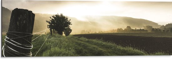 WallClassics - Dibond - Boeren Weiland met Afzetting - 90x30 cm Foto op Aluminium (Wanddecoratie van metaal)