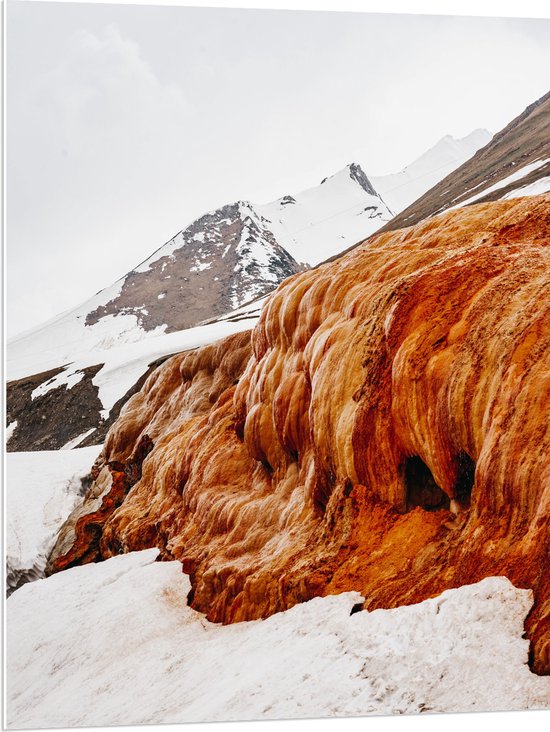 WallClassics - PVC Schuimplaat - Bruin met Oranje Rotsen op een Berg met Sneeuw - 75x100 cm Foto op PVC Schuimplaat (Met Ophangsysteem)