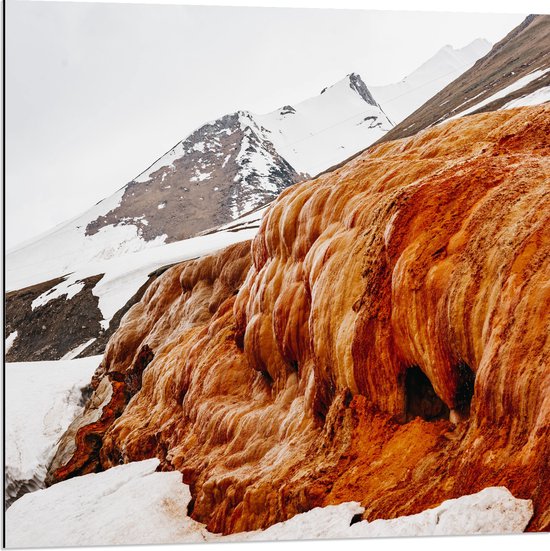 WallClassics - Dibond - Bruin met Oranje Rotsen op een Berg met Sneeuw - 80x80 cm Foto op Aluminium (Wanddecoratie van metaal)