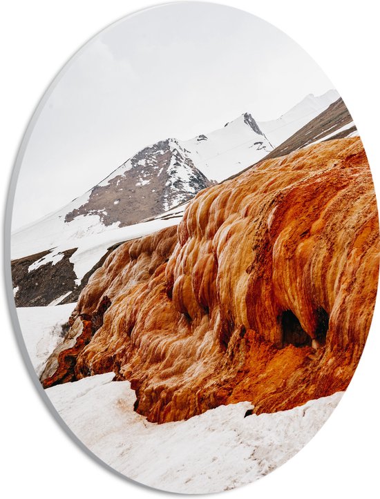 WallClassics - PVC Schuimplaat Ovaal - Bruin met Oranje Rotsen op een Berg met Sneeuw - 21x28 cm Foto op Ovaal (Met Ophangsysteem)