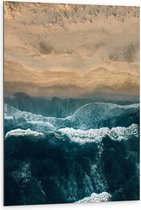 WallClassics - Dibond - Golvende Zee en Strand van Boven - 80x120 cm Foto op Aluminium (Met Ophangsysteem)