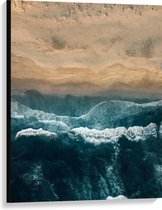 WallClassics - Canvas - Golvende Zee en Strand van Boven - 75x100 cm Foto op Canvas Schilderij (Wanddecoratie op Canvas)