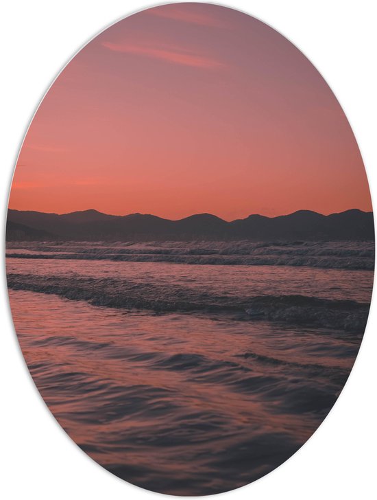 WallClassics - PVC Schuimplaat Ovaal - Golvende Zee met Oranje Paarse Lucht - 60x80 cm Foto op Ovaal (Met Ophangsysteem)
