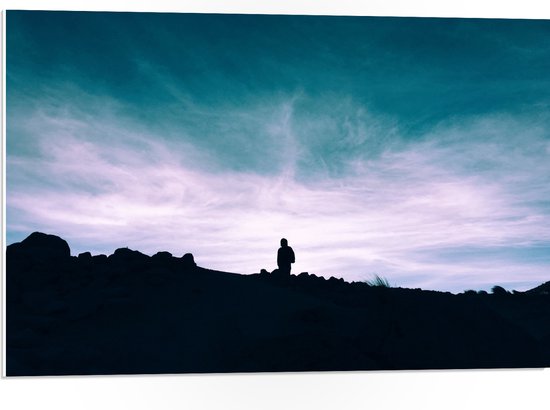 WallClassics - PVC Schuimplaat - Silhouette van Man op een Berg - 75x50 cm Foto op PVC Schuimplaat (Met Ophangsysteem)