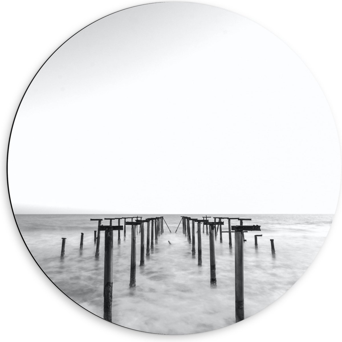 Dibond Muurcirkel - Rij Palen in de Zee - 60x60 cm Foto op Aluminium Muurcirkel (met ophan