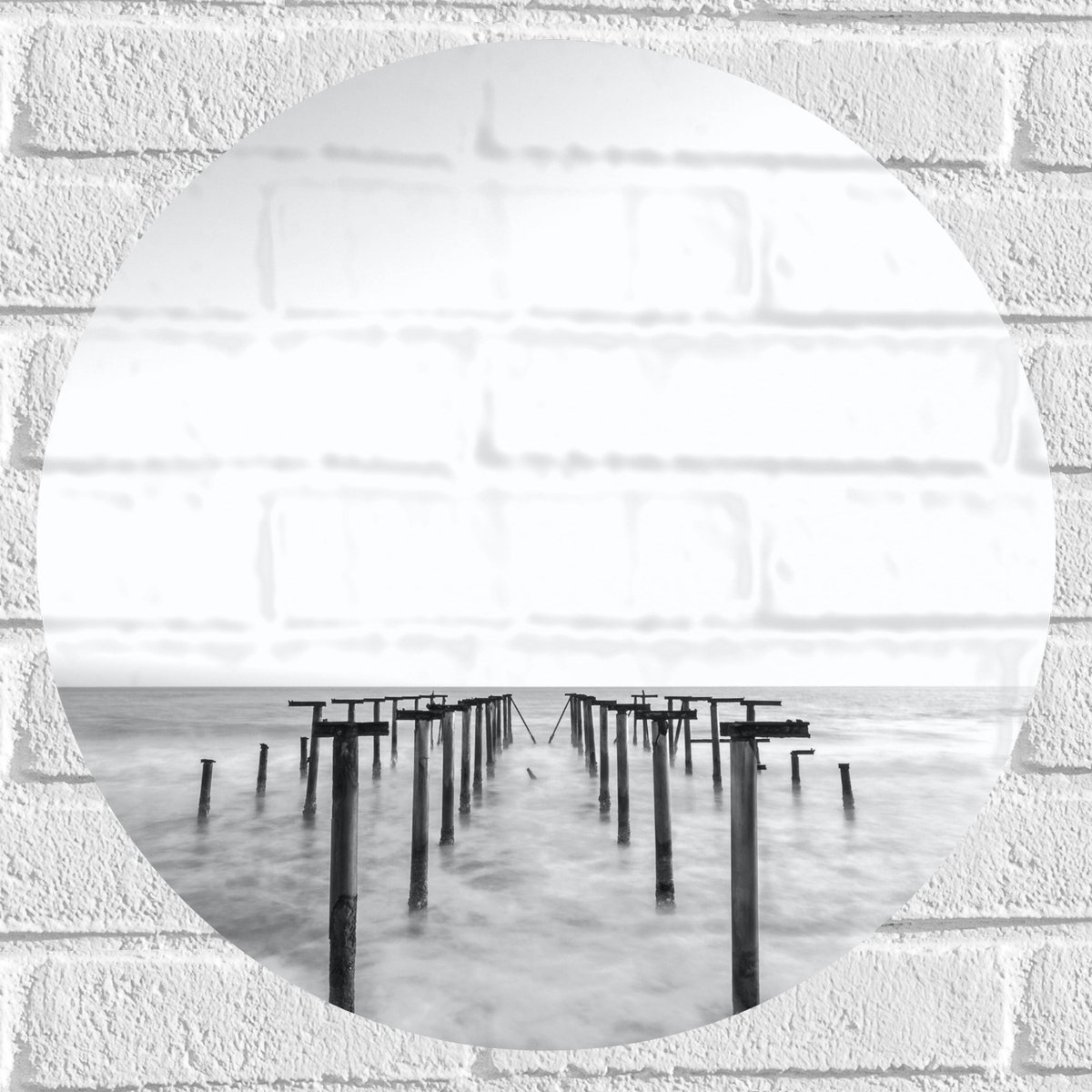 Muursticker Cirkel - Rij Palen in de Zee - 50x50 cm Foto op Muursticker