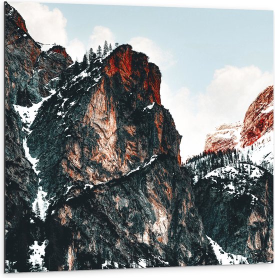 WallClassics - Dibond - Bergtoppen met Sneeuw - 100x100 cm Foto op Aluminium (Met Ophangsysteem)