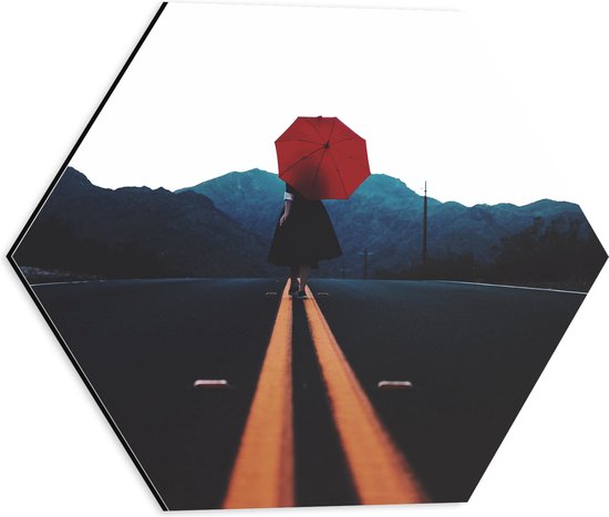 WallClassics - Dibond Hexagon - Vrouw met Rode Paraplu op de Weg - 40x34.8 cm Foto op Hexagon (Met Ophangsysteem)