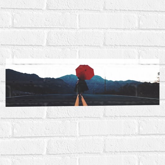 WallClassics - Muursticker - Vrouw met Rode Paraplu op de Weg - 60x20 cm Foto op Muursticker