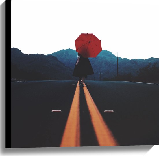WallClassics - Canvas - Vrouw met Rode Paraplu op de Weg - 60x60 cm Foto op Canvas Schilderij (Wanddecoratie op Canvas)