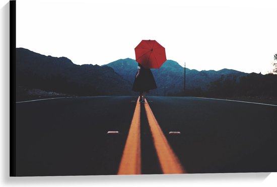 WallClassics - Canvas - Vrouw met Rode Paraplu op de Weg - 90x60 cm Foto op Canvas Schilderij (Wanddecoratie op Canvas)