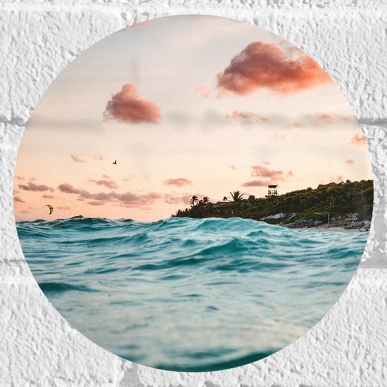 WallClassics - Muursticker Cirkel - wolkjes boven Zee op Vakantiebestemming - 20x20 cm Foto op Muursticker