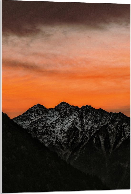 WallClassics - Acrylglas - Oranje Lucht achter Bergen - 60x90 cm Foto op Acrylglas (Wanddecoratie op Acrylaat)
