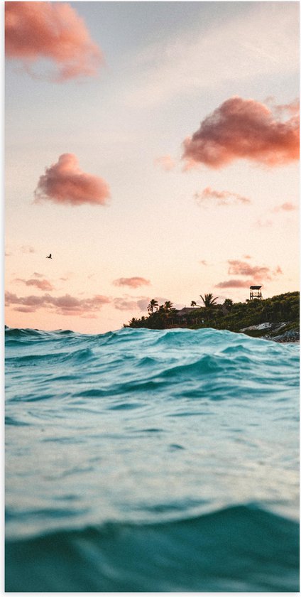 WallClassics - Poster Glanzend – wolkjes boven Zee op Vakantiebestemming - 50x100 cm Foto op Posterpapier met Glanzende Afwerking