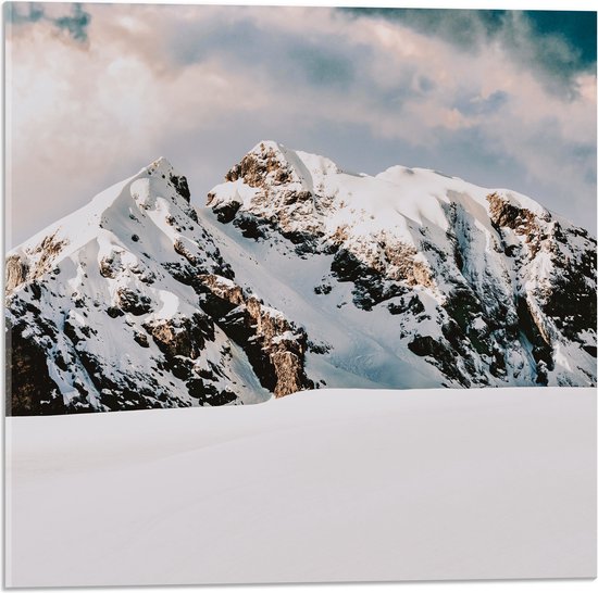 WallClassics - Acrylglas - Grote Sneeuwberg - 50x50 cm Foto op Acrylglas (Met Ophangsysteem)