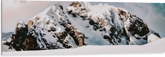 WallClassics - Dibond - Grote Sneeuwberg - 150x50 cm Foto op Aluminium (Wanddecoratie van metaal)