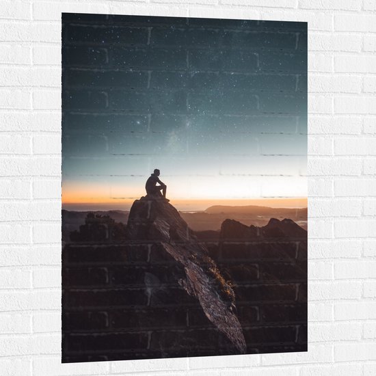 WallClassics - Muursticker - Man op Bergtop met Zonsondergang - 80x120 cm Foto op Muursticker