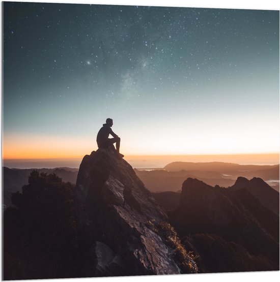 WallClassics - Acrylglas - Man op Bergtop met Zonsondergang - 100x100 cm Foto op Acrylglas (Met Ophangsysteem)
