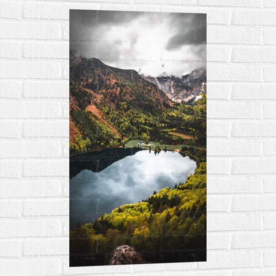 WallClassics - Muursticker - Donkere Wolken boven Rivier in Bosgebied - 50x100 cm Foto op Muursticker