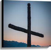 WallClassics - Canvas  - Houten Kruis met Bergen - 60x60 cm Foto op Canvas Schilderij (Wanddecoratie op Canvas)
