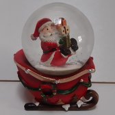 Boule à neige Père Noël sur traîneau rouge avec pile de cadeaux 9cm de haut