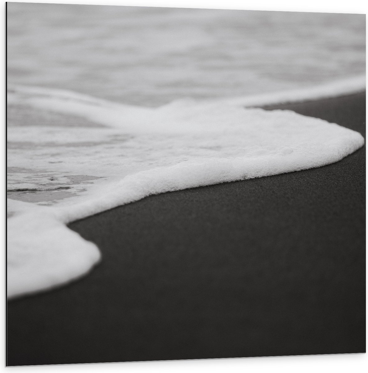 WallClassics - Dibond - Schuim van Golf (zwart/wit) - 100x100 cm Foto op Aluminium (Met Ophangsysteem) - WallClassics