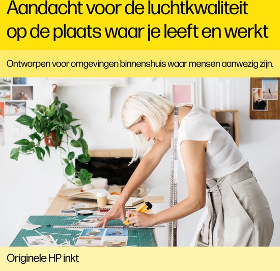 Vrouw met blond haar knipt foto's op een snijmat.