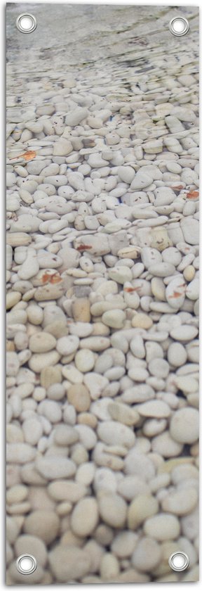 WallClassics - Tuinposter – Kleine Witte Kiezelstenen - 20x60 cm Foto op Tuinposter (wanddecoratie voor buiten en binnen)