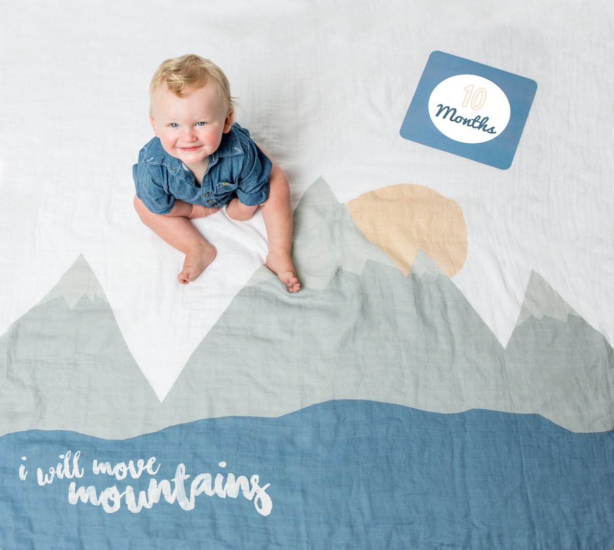Goedkoopste Lulujo Baby's First Year - swaddle & cards - I will move mountains