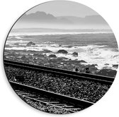 WallClassics - Dibond Muurcirkel - Treinrails aan het Zeewater (zwart/ wit) - 40x40 cm Foto op Aluminium Muurcirkel (met ophangsysteem)