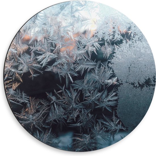 WallClassics - Dibond Muurcirkel - Close-up van Bevroren Sneeuwvlokken - 50x50 cm Foto op Aluminium Muurcirkel (met ophangsysteem)