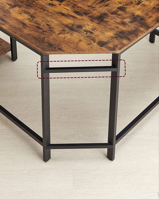 L-vormig bureau met houten blad in donkerbruine tinten en zwart metalen frame. Een plankje is zichtbaar tussen de poten.