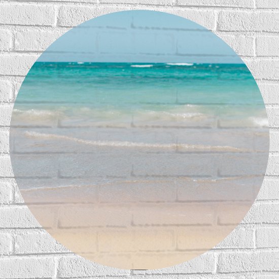 WallClassics - Muursticker Cirkel - Wit Strand met Helderblauwe Oceaan - 80x80 cm Foto op Muursticker