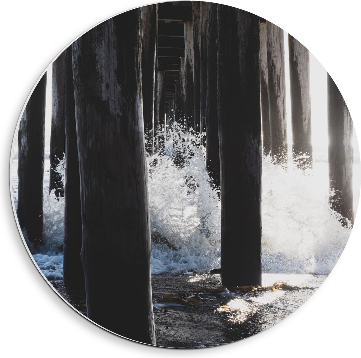 PVC Schuimplaat Muurcirkel - Water klots4end tegen Houten Palen in de Zee - 40x40 cm Foto 