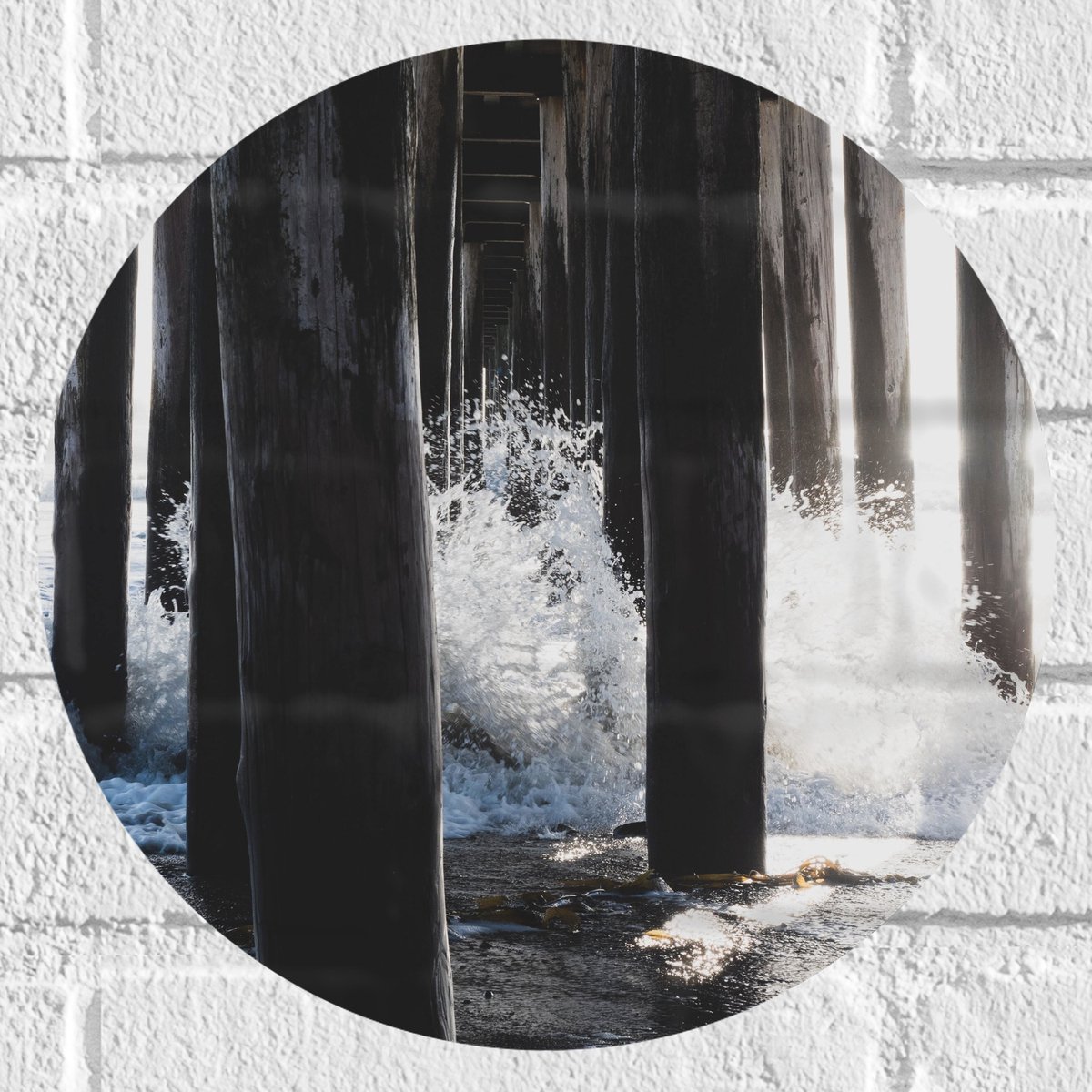 Muursticker Cirkel - Water klots4end tegen Houten Palen in de Zee - 30x30 cm Foto op Muurs