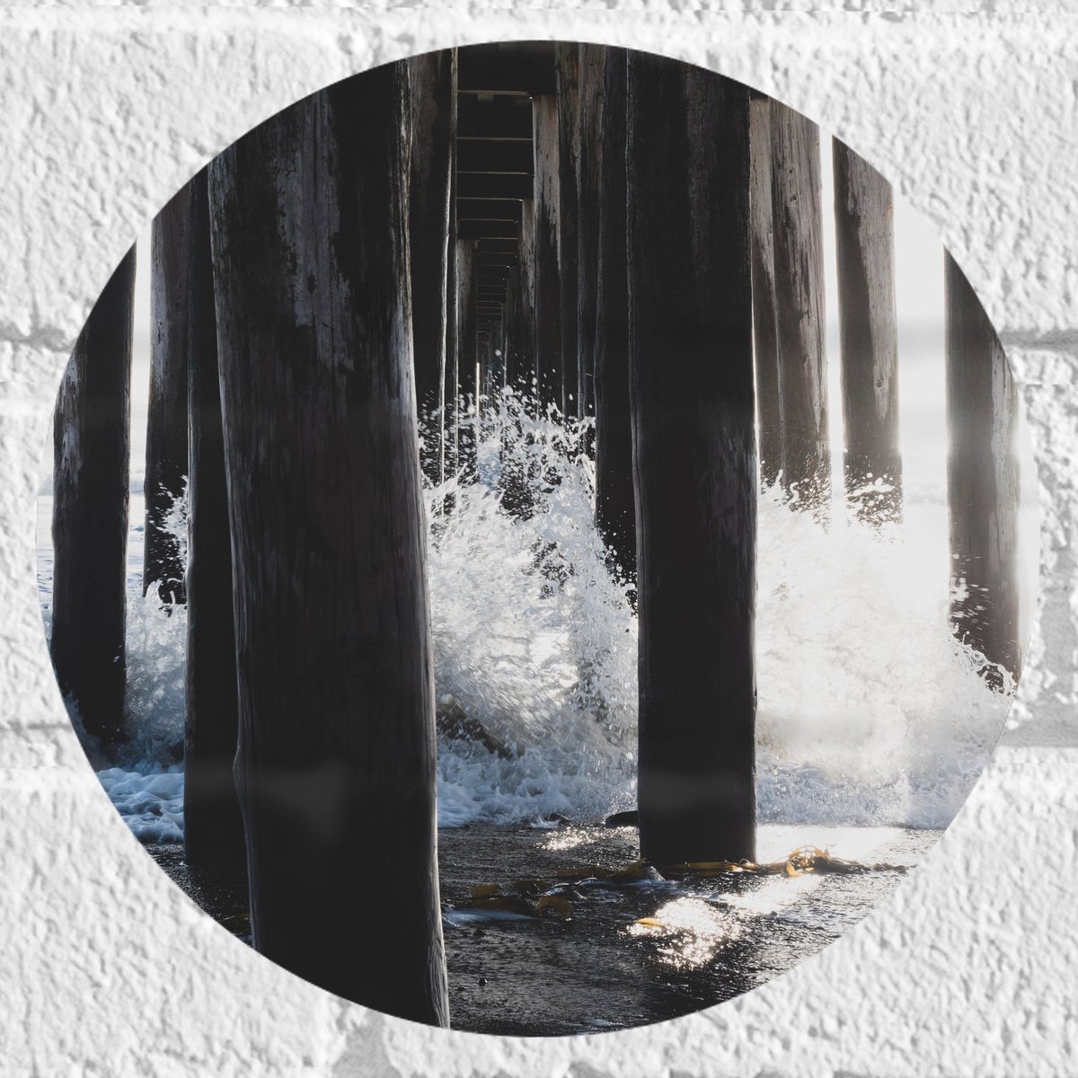 Muursticker Cirkel - Water klots4end tegen Houten Palen in de Zee - 20x20 cm Foto op Muurs