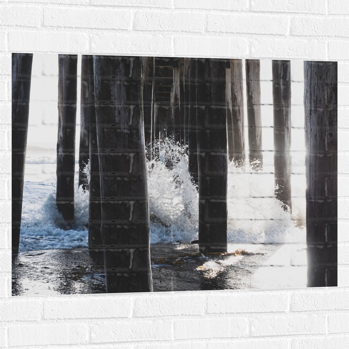 Muursticker - Water klots4end tegen Houten Palen in de Zee - 100x75 cm Foto op Muursticker