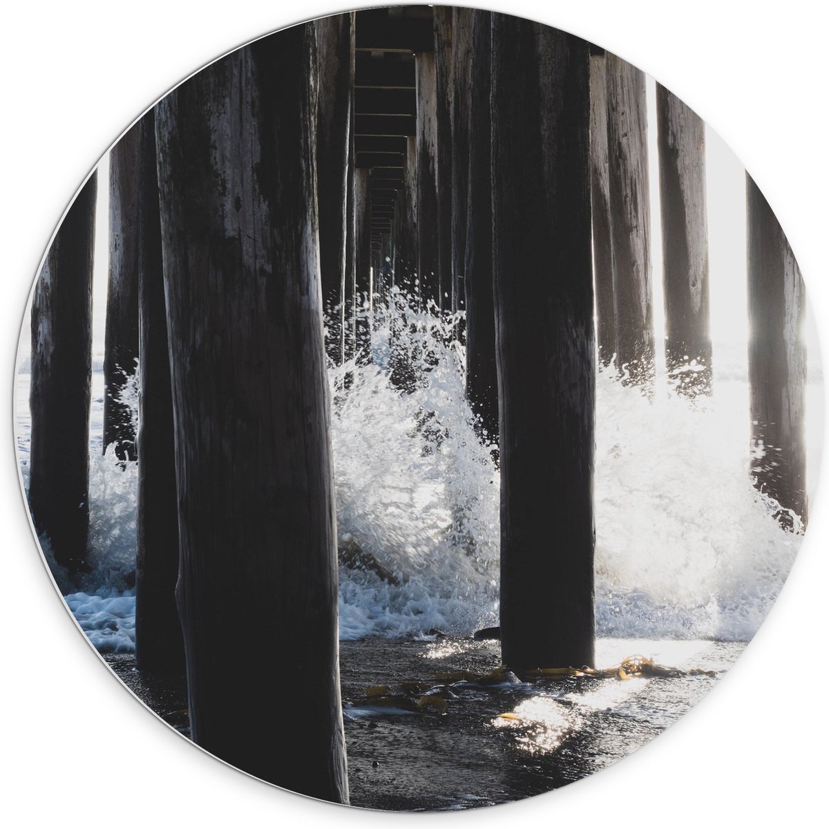 PVC Schuimplaat Muurcirkel - Water klots4end tegen Houten Palen in de Zee - 70x70 cm Foto 